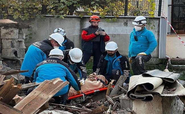 Düzce Depremi’nin Yıldönümünde Düzce Üniversitesi Arama Kurtarma Birimi’nden Başarılı Tatbikat