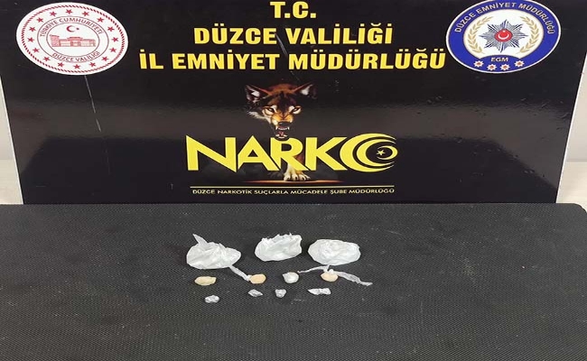 DÜZCE'DE NARKOTİK ŞÜBE EKİPLERİ UYUŞTURUCU SATICILARINA GÖZ AÇTIRMIYOR